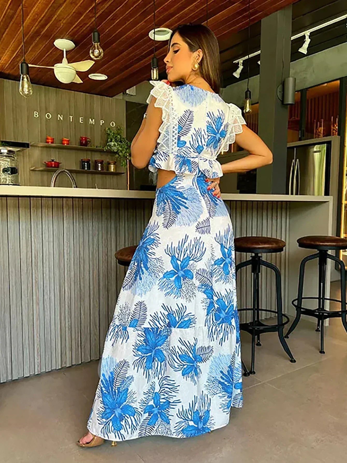 מרג'י™ | שמלת תחרה ללא שרוולים