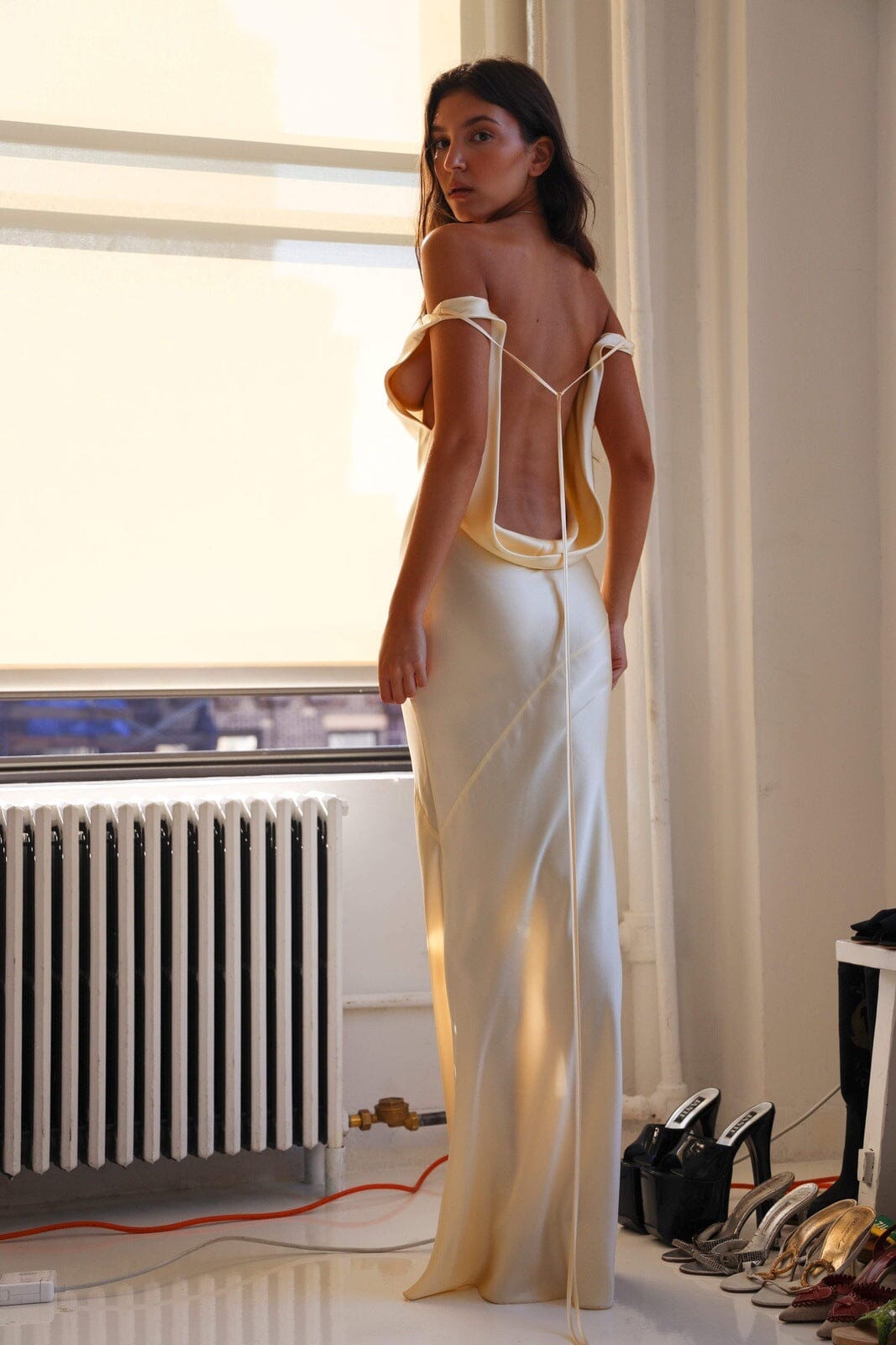 מיה™ | שמלת סטן מקסי עם שרוולים ארוכים